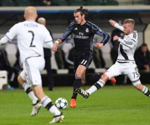 Gareth Bale controla el balón ante la marca de los defensores del Legia (Foto: AFP)