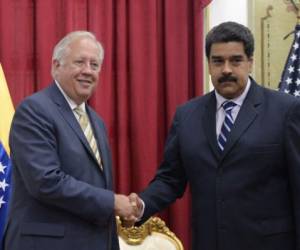 Maduro recibió a inicios de la tarde a Shannon en el palacio de gobierno en un encuentro en el que estuvo presente la canciller Delcy Rodríguez (Foto: AFP).