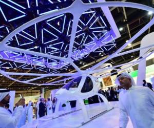 El artefacto, dotado con 18 motores eléctricos, ha sido desarrollado por la firma alemana Volocopter y preside el centro del salón Gitex, donde desde luego es la atracción principal. (Foto:Internet/ El Heraldo Honduras, Noticias de Honduras)