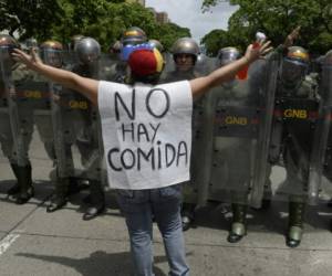 Maduro ordenó a la Fuerza Armada Nacional Bolivariana (FANB) sacar la artillería para prepararse ante una eventual agresión externa