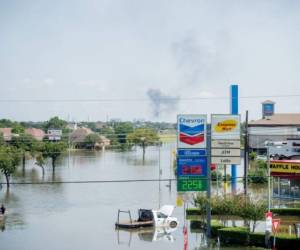 Las autoridades continúan vigilando una planta química del grupo francés Arkema, donde productos peligrosos, que quedaron sin refrigeración a causa de la inundación, se consumieron el jueves emanando humos tóxicos. (Foto: AFP/ El Heraldo Honduras/ Noticias de Honduras)