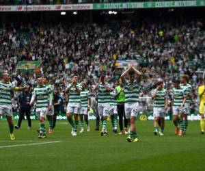 Jugadores del Celtic celebrando su triunfo en la cancha.