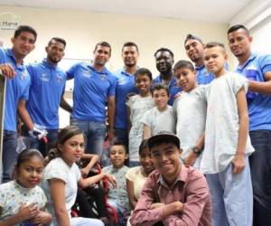 Los jugadores del Ciclón Azul compartieron con los niños que reciben atención en el Hospital María. (Fotos: Hospital María)