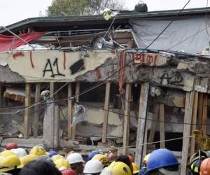 Trabajadores de rescate participan en la búsqueda de sobrevivientes y cadáveres en la Escuela Primaria Enrique Rebsamen en la Ciudad de México el 21 de septiembre de 2017, dos días después de un fuerte terremoto en el centro de México. Un poderoso terremoto de 7,1 sacudió la ciudad de México el martes, causando pánico entre los 20 millones de habitantes de la megalópolis en el 32 aniversario de un devastador terremoto de 1985. / AFP / Alfredo ESTRELLA