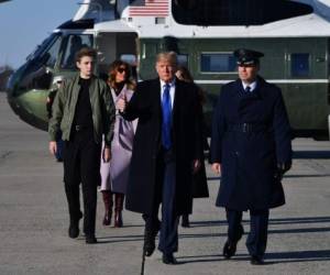 El presidente de los Estados Unidos, Donald Trump, la primera dama Melania Trump y su hijo Barron Trump se dirigen a bordo del Air Force One en la Base Andrews de la Fuerza Aérea. Foto: Agencia AFP.