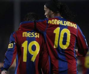 Ronaldinho y Messi sostienen una amistad que les heredó el fútbol (Foto: Agencias / El Heraldo Honduras / Noticias El Heraldo / Deportes El Heraldo)