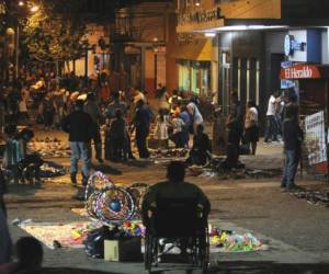 Decenas de comerciantes ambulantes se instalan en el paseo Liquidámbar al caer la noche.