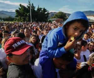 Miles de venezolanos cruzaron la frontera el fin de semana para pasar a Colombia y abastecerse de productos básicos y alimentos.