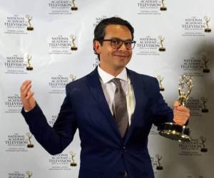 Mario Ramos posa feliz con la estatuilla en mano. Esta es su primera nominación a un premio Emmy.