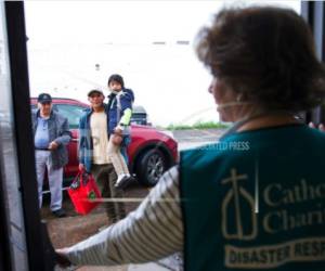 En esta fotografía del jueves 22 de junio de 2018, un hombre y su hija reciben transporte del centro de Caridades Católicas, en McAllen, Texas, hacia el aeropuerto. Como ellos, muchas familias que son procesadas y liberadas por las autoridades de inmigración en la frontera, son llevadas al centro de Caridades Católicas, donde reciben ropa limpia, la oportunidad de bañarse y alimentos antes de retomar su viaje.