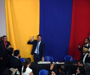 Momento en que Guaidó fue juramentado como jefe del Parlamento de Venezuela. Foto: AFP.