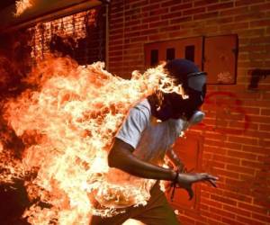 La foto nominada es la de un manifestantes envuelto en llamas durante una manifestación contra el régimen de Nicolás Maduro. (Foto: AFP/ El Heraldo Honduras/ Noticias Honduras hoy)