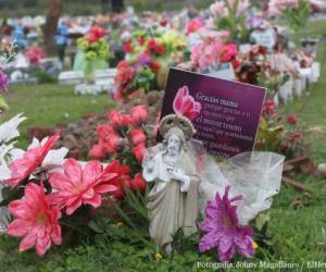 Se acerca el Día de Madre y varios hijos conservan la tradición de visitar los cementerios para llevar a sus progenitoras que yacen en el cielo, tarjetas con mensajes amorosos.