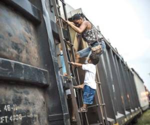 Niños migrantes no acompañados ingresan a Estados Unidos y se entregan a las autoridades, luego son llevados a centros de menores donde esperan su proceso en la Corte.