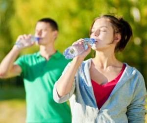 Se puede sobrevivir dos meses sin comer, pero una semana sin agua nos lleva a la muerte .