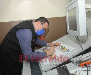 Kelvin Aguirre revisó las primeras impresiones. Fotos: Marvin Salgado | EL HERALDO.