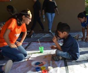 Los voluntarios de Educa instruyen en talleres de arte a niños de siete escuelas del Centro Histórico de Tegucigalpa que forman parte del programa Educar a Través del Arte.
