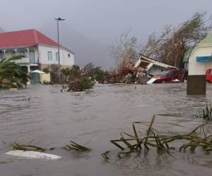 La isla de San Martín, al este de Puerto Rico, es uno de los territorios más castigados, con inundaciones que arrastraron todo tipo de objetos y hasta vehículos. Foto AFPMonster Hurricane Irma slammed into Caribbean islands today after making landfall in Barbuda, packing ferocious winds and causing major flooding in low-lying areas. As the rare Category Five storm barreled its way across the Caribbean, it brought gusting winds of up to 185 miles per hour (294 kilometers per hour), weather experts said. / AFP PHOTO / RCI Guadeloupe AND TWITTER / Rinsy XIENG / RESTRICTED TO EDITORIAL USE - MANDATORY CREDIT 'AFP PHOTO / RCI Guadeloupe / Rinsy XIENG' - NO MARKETING NO ADVERTISING CAMPAIGNS - DISTRIBUTED AS A SERVICE TO CLIENTS - NO INTERNET - NO RESALE - IMAGE AVAILABLE AS PART OF A 48-HOURS RIGHT TO INFORMATION FROM WEDNESDAY 6TH OF SEPTEMBER 2017 8PM GMT /