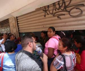 Las filas son sumamente largas en las oficinas de Escalafón en el centro de Tegucigalpa.