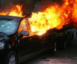 Los disturbios incluyeron quema de una limosina y varias vitrinas rotas (Foto: AFP/ El Heraldo Honduras/ Noticias de Honduras)