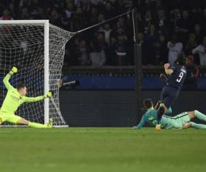 El delantero uruguayo Edinson Cavani (R) de Paris Saint-Germain remata y anota a pesar del portero alemán Marc-Andre Ter Stegen (L) durante el partido de ida de la UEFA Champions League entre el Paris Saint-Germain y el FC Barcelona.