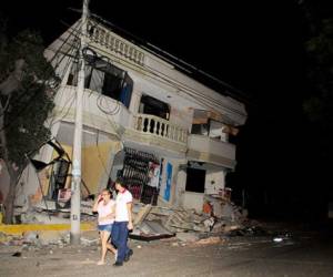 Una vivienda a punto de colapsar en la ciudad de Guayaquil, dejó el fuerte temblor registrado el sábado 16 de abril en Ecuador. Foto: AFP