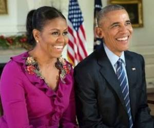 El video del último mensaje navideño del matrimonio Obama, grabado en la Casa Blanca, mostró a la pareja presidencial divertida y cómplice, e incluyó imágenes de su primer saludo en 2009, durante el que el mandatario no pudo evitar reírse cuando Michelle tomó la palabra.