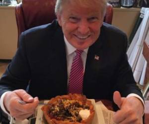 'Los mejores platos de tacos están en Trump Tower Grill. Amo a los hispanos!' escribió Trump, junto a una foto en la que aparece comiendo tacos con un tenedor.