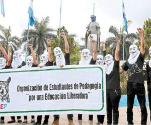 Varias carreras aún no desisten de las manifestaciones en el campus universitario.