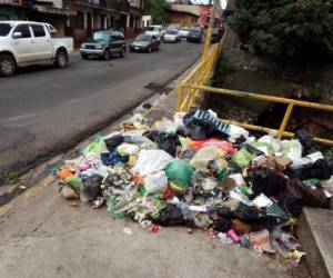 Los desperdicios también son albergados a inmediaciones de la quebrada Los Jucos. Foto: Jimmy Argueta/EL HERALDO.