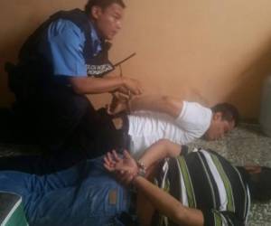 Los medios de comunicación presentes consultaron a los detenidos y uno de ellos reconoció su participación ante las cámaras de televisión, foto: Policía Nacional.