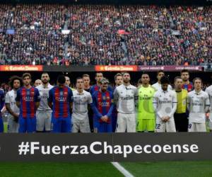 Barcelona y Real Madrid guardaron un minuto de silencio en honor al club Chapecoense, diezmado tras que la mayoría de su plantilla falleciera en un accidente aéreo.