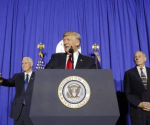 El presidente Donald Trump pasó gran parte de su campaña criticando al gobierno federal, un sistema al que describió como repleto de 'despilfarros, fraude y abuso'.