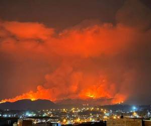 Altas y voraces llamas se han ido expandiendo metro tras metro este lunes, convirtiendo el Parque Nacional de La Tigra en una zona de emergencia. El incendio forestal de gran magnitud no mengua a esta hora de la noche, amenazando con arrasar el pulmón de Tegucigalpa.