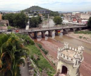 Vista del puente Mallol desde la antigua Casa Presidencial (Foto: Johny Magallanes/ElHeraldo).