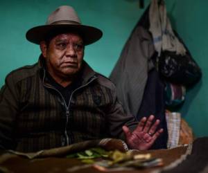 Los chamanes aymaras usan la lectura de hojas de coca, una tradición andina ancestral, para predecir el resultado de las elecciones del 18 de octubre en Bolivia.