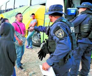 Los buses mexicanos trasladan hasta San Pedro Sula a los deportados.