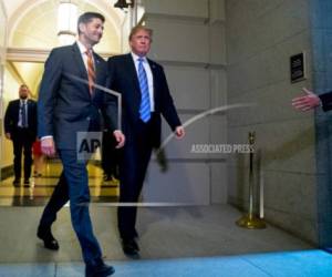 El presidente Donald Trump, acompañado por el presidente de la Cámara de Representantes Paul Ryan, llega al Capitolio de Washington el martes 19 de junio de 2018.