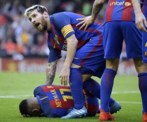 Los jugadores del Barcelona se molestaron por el acto de los aficionados (Foto: Agencia AFP)