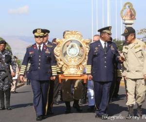 Máximas autoridades del Cuerpo de Bomberos de Honduras cargan la Virgen de Suyapa para recibir, misa en basílica de Suyapa. Fotografía / Johny Magallanes /El Heraldo