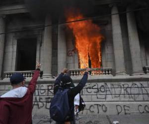 Las protestas también se dan luego de que el vicepresidente de Guatemala, Guillermo Castillo, solicitara públicamente la renuncia de Giammattei el pasado viernes. Foto: AFP