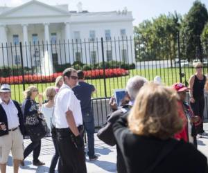 Los turistas que se acercan a la Casa Blanca fueron observados por policías desplegados.