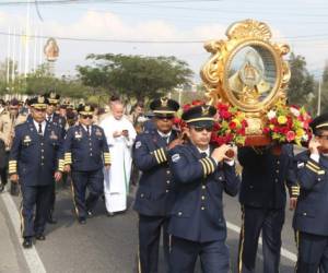 Por un tramo de 3.5 kilómetros, varios comandantes de distintos lugares de Honduras se turnaron para cargar la urna sagrada de la Virgen. Fotos: Efraín Salgado/EL HERALDO.