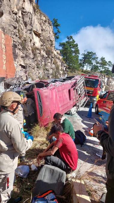 Lamentable escena: destrozos del volcamiento en carretera al sur que provocó tres muertes