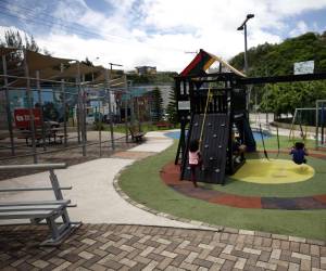 Los parques recreativos son visitados por adultos y niños.
