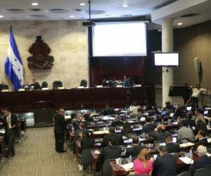 Aunque varios diputados pidieron la derogación total de este cobro, al final se aprobó que fuera gradual conforme a los ingresos. (Foto: El Heraldo Honduras)