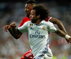 Marcelo en acción junto a Jerome Boateng del Bayern Múnich por la UEFA Champions League. / AFP PHOTO / OSCAR DEL POZO