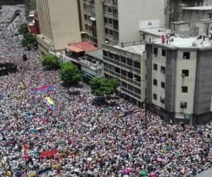 Activistas de la oposición marchan en Caracas, el 1 de septiembre