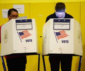 Afirmó que en varios sitios hay reportes de máquinas de voto electrónico que no logran registrar los sufragios para los republicanos y en cambio sí aceptan la opción demócrata.