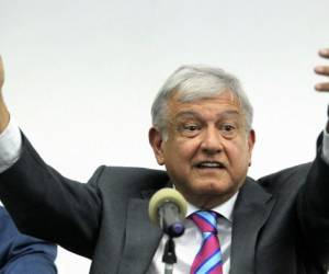 López Obrador, quien asume el poder el próximo 1 de diciembre, dijo que buscará que los constructores del nuevo aeropuerto, que se construye en Texcoco, continúen haciendo obras en Santa Lucía o se llegue a un arreglo.